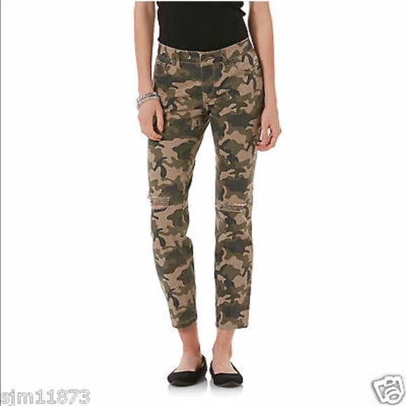BONGO Pants - On trend camo crops BONGO Pants - On trend camo crops